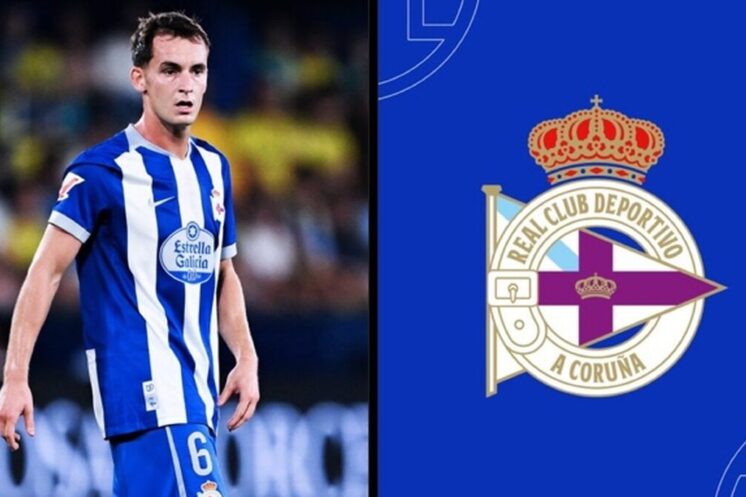 Marc Casadó sous le maillot du Deportivo La Corogne à côté du blason du club