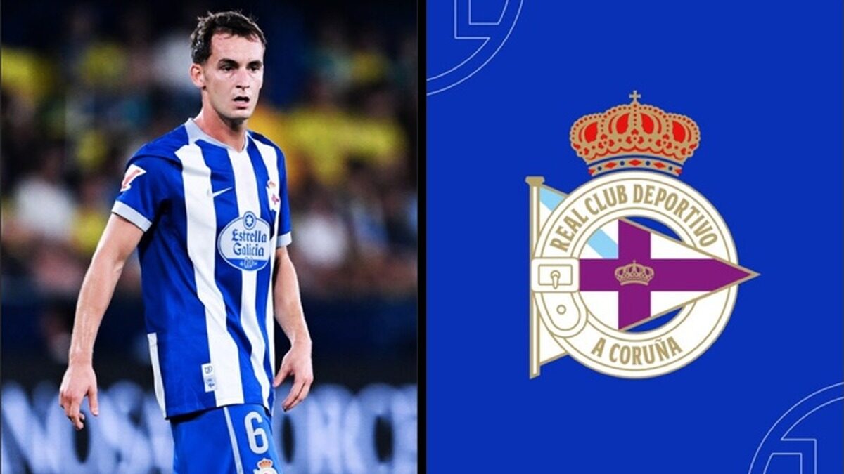 Marc Casadó sous le maillot du Deportivo La Corogne à côté du blason du club