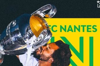 Marcelo avec le trophée de la Ligue des champions devant l’écusson du FC Nantes.