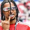 Michael Olise avec le maillot du Bayern Munich et un trophée