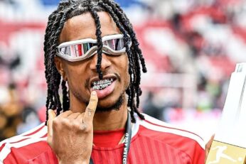 Michael Olise avec le maillot du Bayern Munich et un trophée