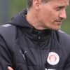 Alexander Blessin sur le bord du terrain avec le FC St Pauli