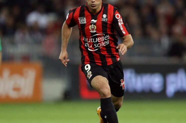 Hatem Ben Arfa avec le maillot de l’OGC Nice