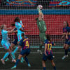 Joueuses d’OL Lyonnes en bleu clair dans la surface du FC Barcelone en mai 2026