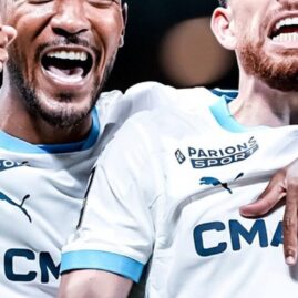 Derek Cornelius avec un coéquipier de l’Olympique de Marseille