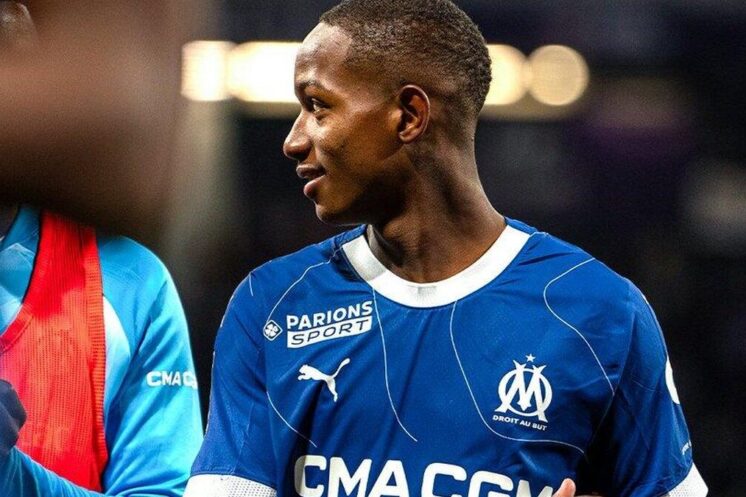 Keyliane Abdallah avec le maillot de l’Olympique de Marseille
