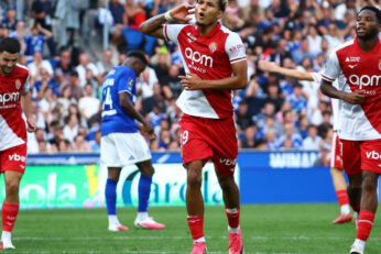 Paris Brunner célébrant un but avec l’AS Monaco à Strasbourg en Ligue 1