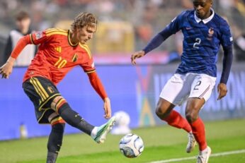 Pierre Kalulu au duel avec Mika Godts pendant Belgique–France.
