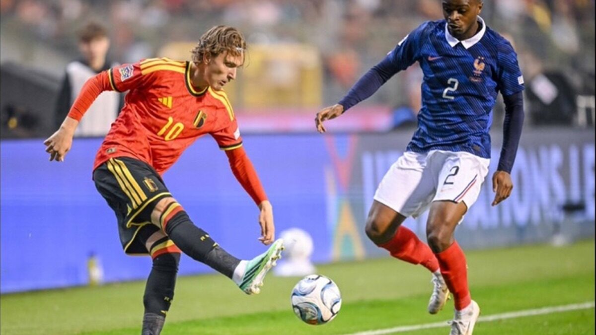 Pierre Kalulu au duel avec Mika Godts pendant Belgique–France.