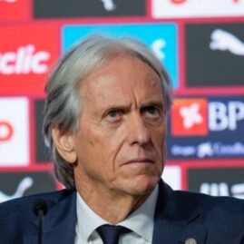 Jorge Jesus assis en conférence de presse