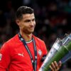 Cristiano Ronaldo avec le trophée de la Ligue des nations
