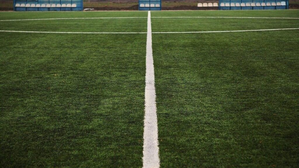 Pourquoi la pelouse d’un stade présente-t-elle des bandes claires et foncées ?