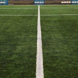 Pourquoi la pelouse d’un stade présente-t-elle des bandes claires et foncées ?
