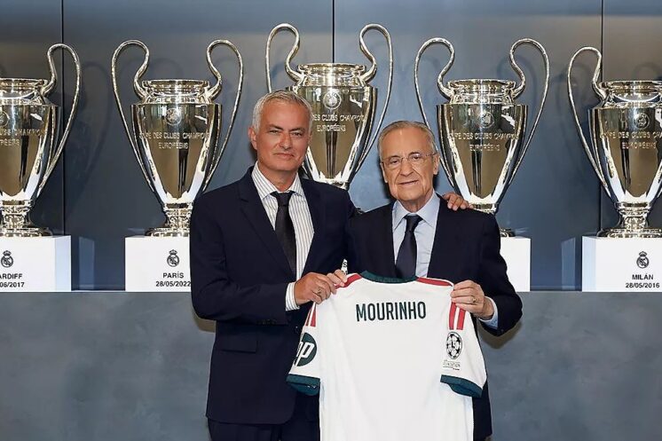 José Mourinho aux côtés de Florentino Pérez devant les trophées du Real Madrid