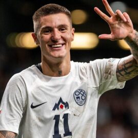 Benjamin Šeško célébrant un but avec la Slovénie