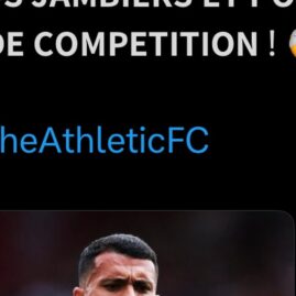 Pedro Porro avec le maillot de Tottenham à côté du logo des Spurs
