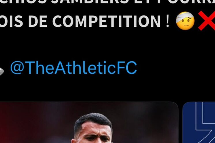 Pedro Porro avec le maillot de Tottenham à côté du logo des Spurs