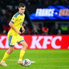 Joueur de la sélection ukrainienne avec le ballon
