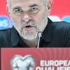 Willy Sagnol devant un pupitre en conférence de presse