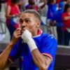 Wilson Isidor embrassant son maillot haïtien
