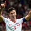 Robert Lewandowski célèbre un but avec la Pologne contre la Roumanie