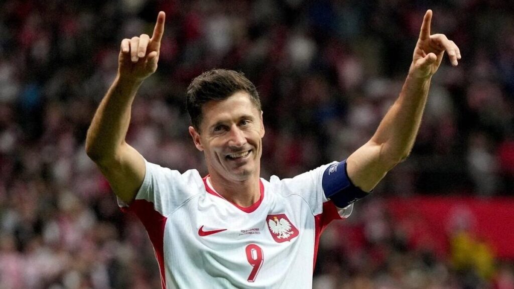 À 38 ans, Lewandowski signe un triplé et la Pologne écrase la Roumanie