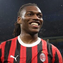 Rafael Leão portant le maillot rouge et noir de l’AC Milan