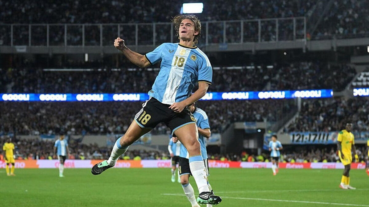 Nico Paz célèbre avec la sélection argentine, photographie d’archive.