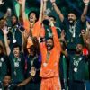 Les joueurs saoudiens soulèvent le trophée de la Gulf Cup