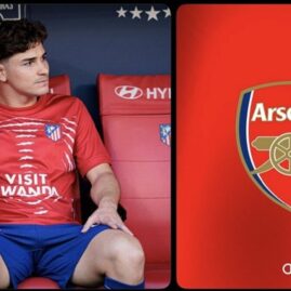 Julian Alvarez assis sur le banc de l’Atlético de Madrid à côté du logo d’Arsenal.