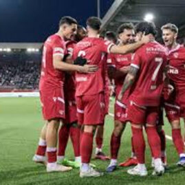 Joueurs de football célébrant un but lors d’une rencontre antérieure, photographie d’archive illustrative et non Atalanta–Pafos.