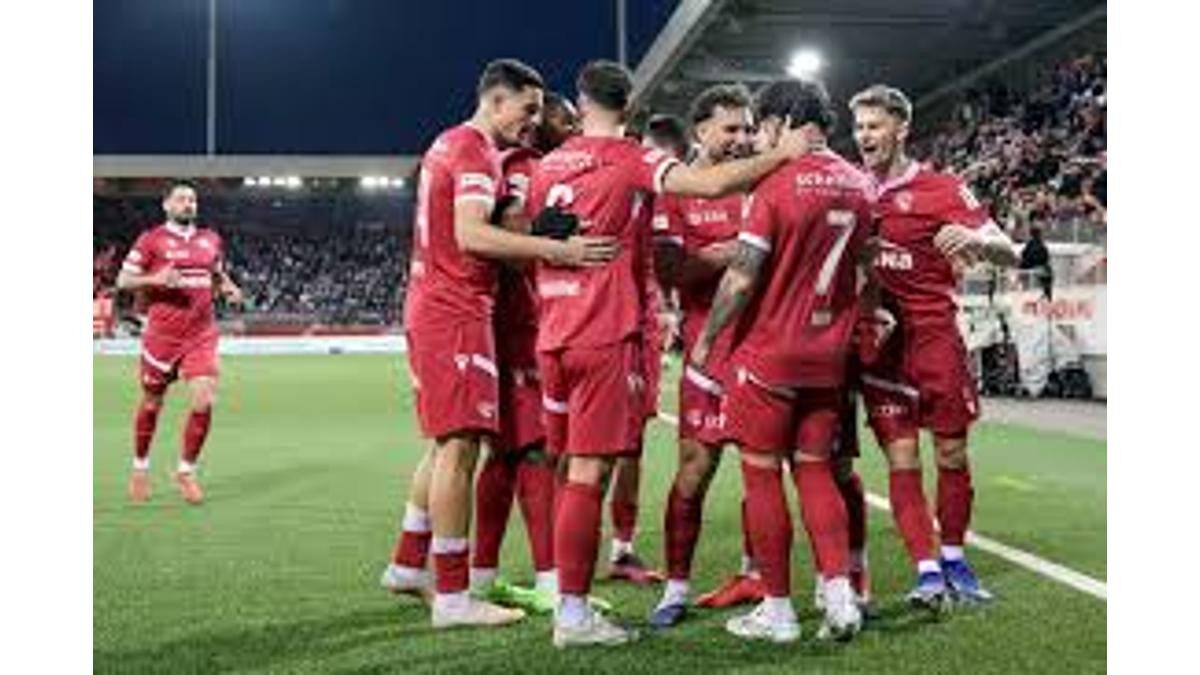 Joueurs de football célébrant un but lors d’une rencontre antérieure, photographie d’archive illustrative et non Atalanta–Pafos.