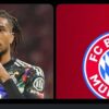 Michael Olise à côté du logo du Bayern Munich.