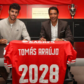 Un maillot du Benfica présenté lors d’un événement du club lisboète (archive institutionnelle).
