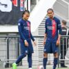 Ethan Mbappé et Senny Mayulu assis côte à côte