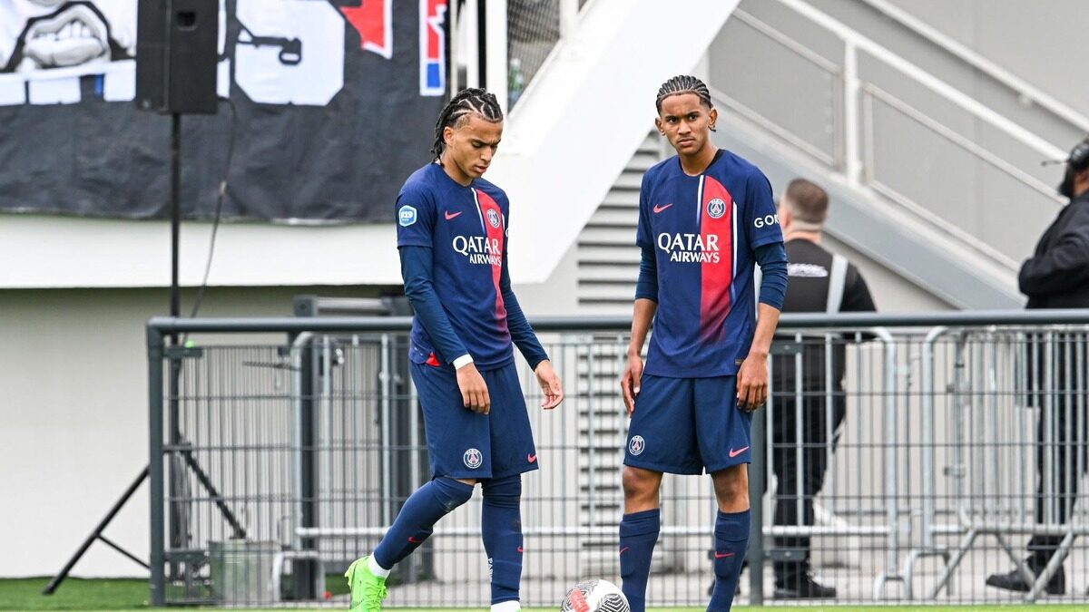 Ethan Mbappé et Senny Mayulu assis côte à côte