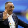 Mohamed Sanhadji au téléphone à l’extérieur