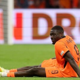 Brian Brobbey au sol avec les Pays-Bas après un problème physique en septembre 2026