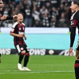 Des joueurs de francfort sur le terrain