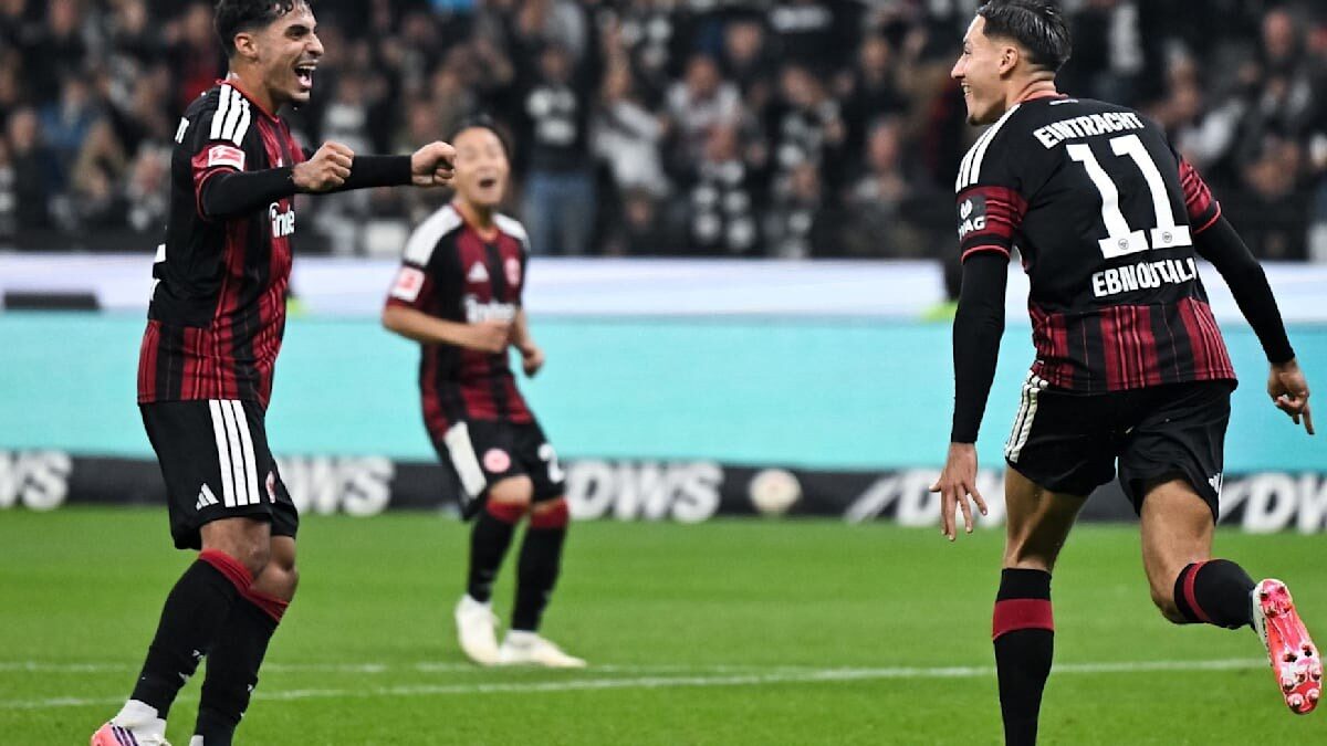 Des joueurs de francfort sur le terrain
