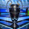 Le trophée de la Ligue des champions sur le plateau du tirage de la phase de ligue
