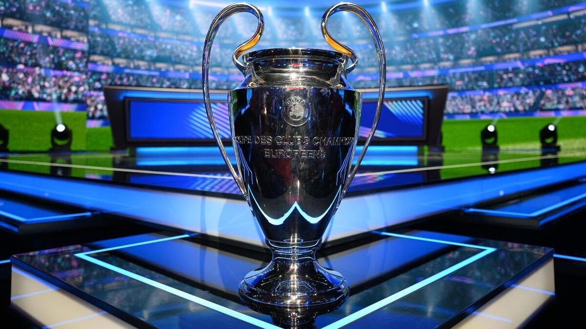 Le trophée de la Ligue des champions sur le plateau du tirage de la phase de ligue