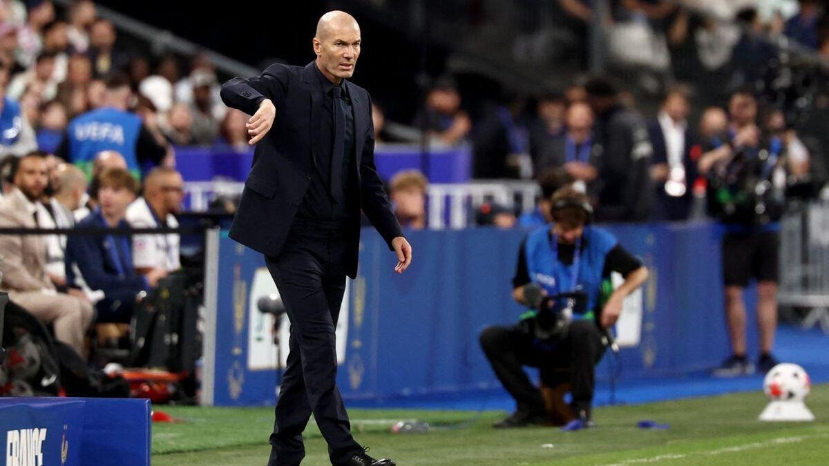 Zinédine Zidane au bord du terrain avec l’équipe de France.