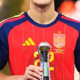 Pau Cubarsí célébrant le titre mondial avec l’Espagne