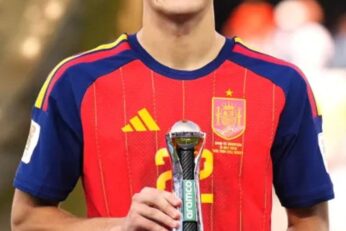 Pau Cubarsí célébrant le titre mondial avec l’Espagne