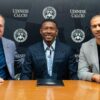 David Alaba avec les dirigeants de l’Udinese lors de sa présentation
