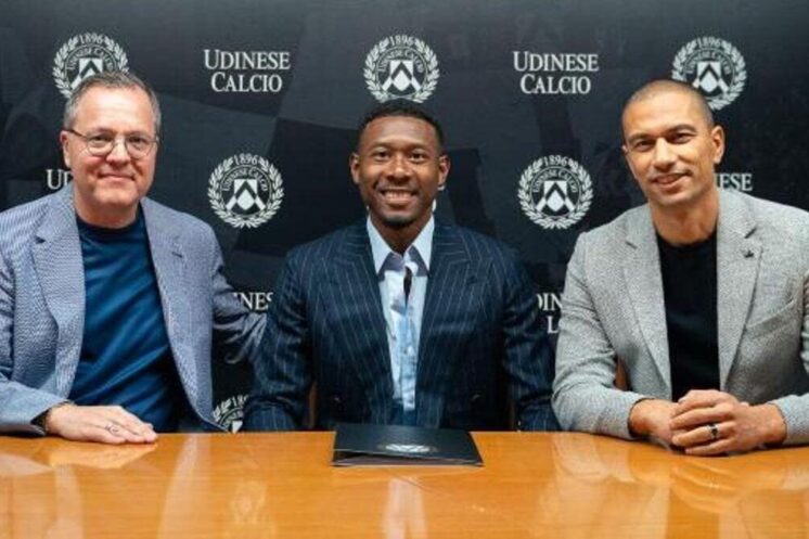 David Alaba avec les dirigeants de l’Udinese lors de sa présentation
