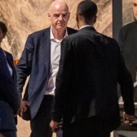 Gianni Infantino entouré de responsables lors d’une réunion de la FIFA