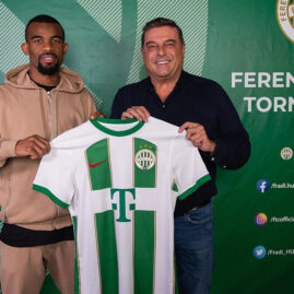Présentation d’un maillot du Ferencváros par un joueur et un représentant du club (archive).