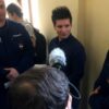 Rui Pinto entouré d’agents lors d’une procédure judiciaire